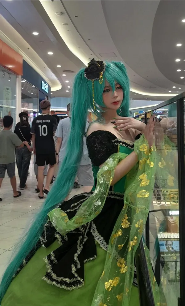 Ảnh sex hatsune miku có một người phụ nữ mái tóc xanh dài đứng trong cửa hàng