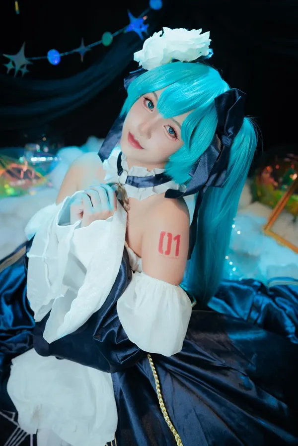 Ảnh sex hatsune miku có một người phụ nữ mái tóc xanh mặc váy và nơ