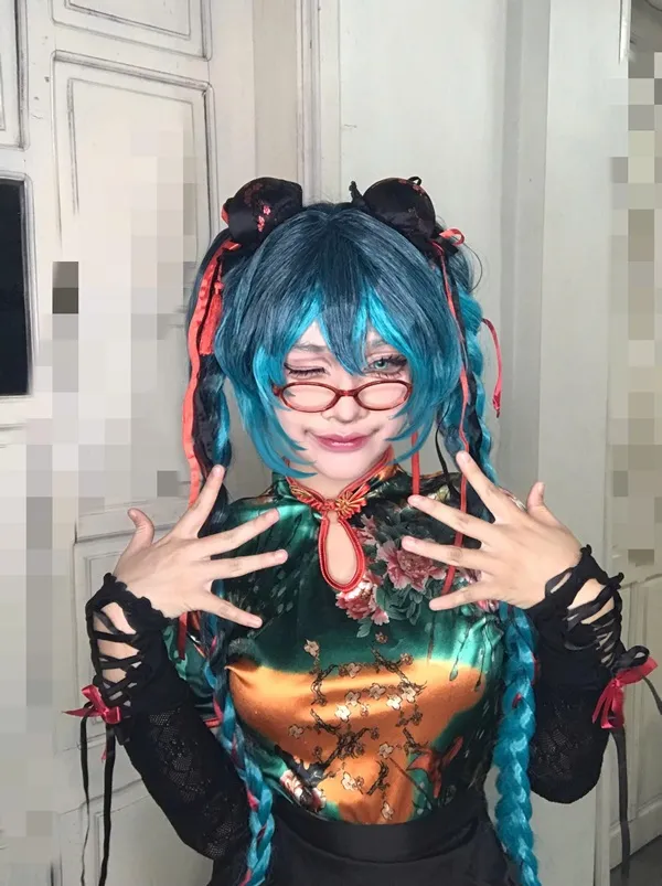 Hình ảnh hatsune miku đẹp nhất người phụ nữ kiểu anime với mái tóc xanh và kính tạo dáng cho một bức tranh