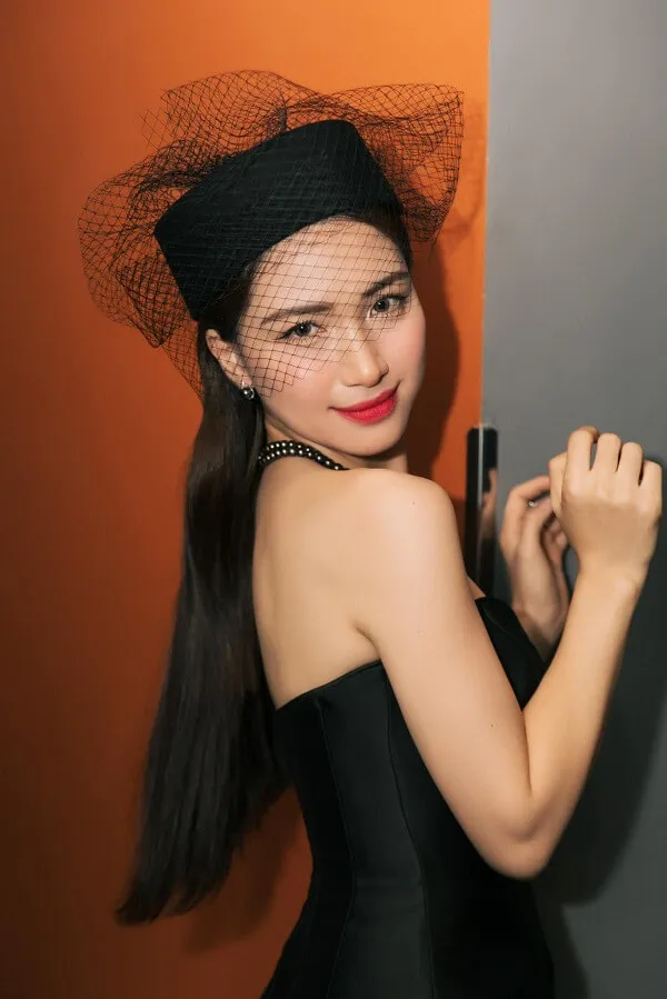 Ảnh sex hoà minzy có một người phụ nữ mặc chiếc váy đen cầm súng