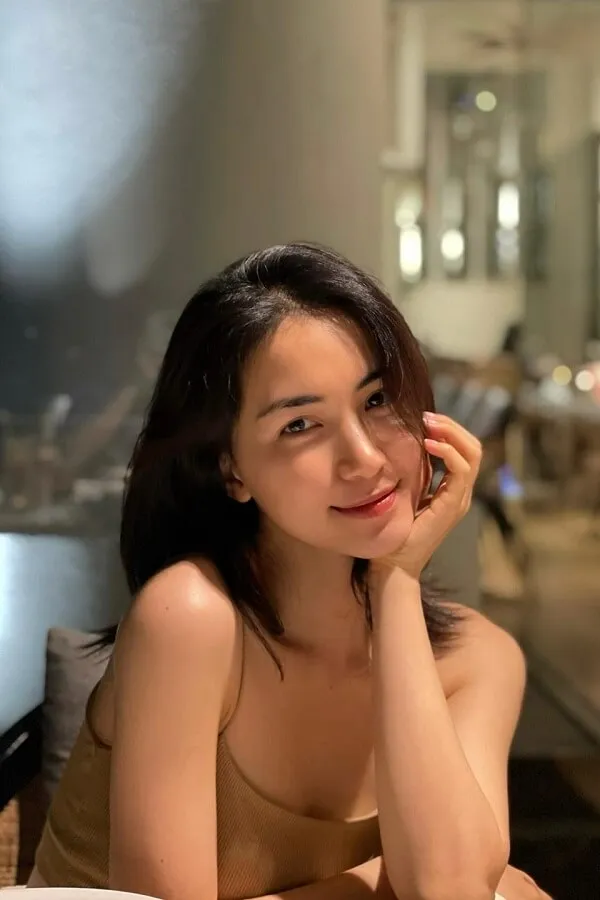 Ảnh sex hoà minzy có một người phụ nữ ngồi bàn với đĩa thức ăn