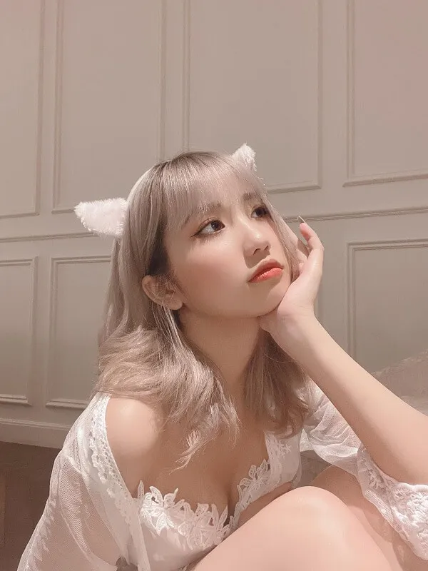 Lê thị khánh huyền có một người phụ nữ đang ngồi xuống cằm