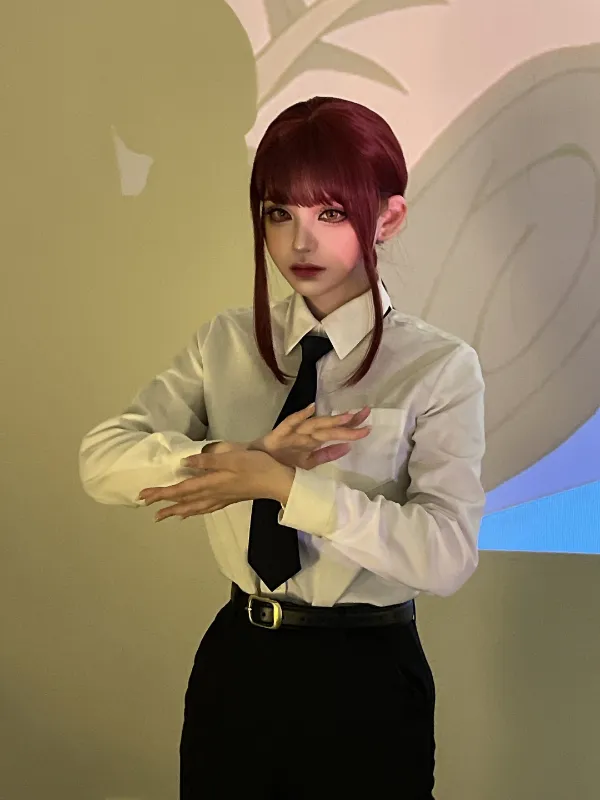 Ảnh makima hentai có một người phụ nữ mái tóc đỏ mặc áo sơ mi trắng và cà vạt