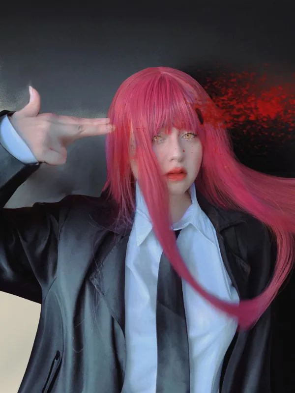 Ảnh sex cosplay makima có một người phụ nữ mái tóc màu hồng mặc bộ đồ và cà vạt