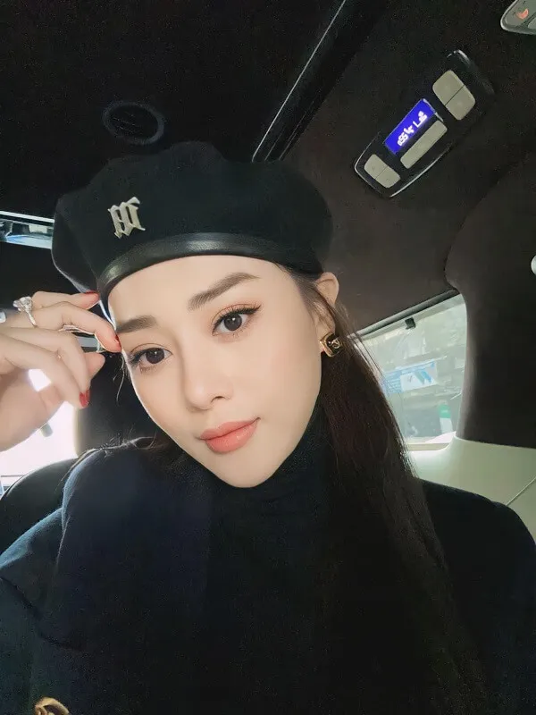 Ảnh sex phương oanh có một người phụ nữ đang ngồi phía sau xe