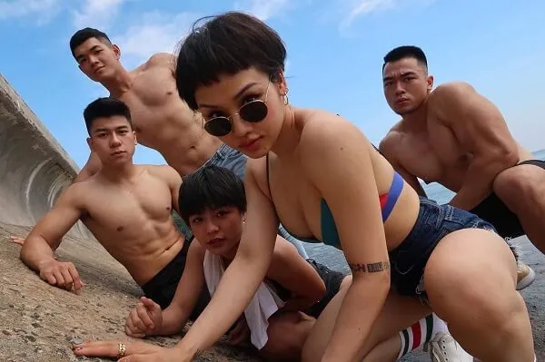 Ảnh sexy miu lê có một nhóm người chụp trên bãi biển