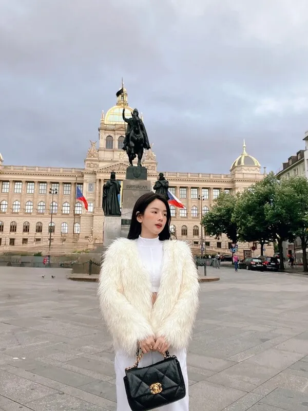 Ảnh sex dj mie có một người phụ nữ đang đứng trước tòa nhà