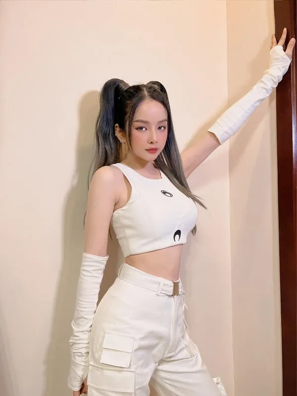 Ảnh sexy dj mie người phụ nữ châu mặc quần trắng và dựa vào tường