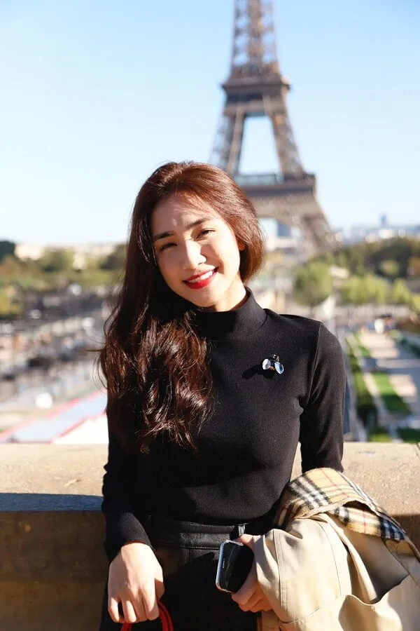 Hòa minzy sexy có một người phụ nữ đang đứng trước tháp eiffel