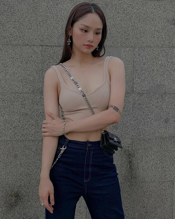 Ảnh sexy miu lê có một người phụ nữ đứng trước bức tường với hai tay khoanh