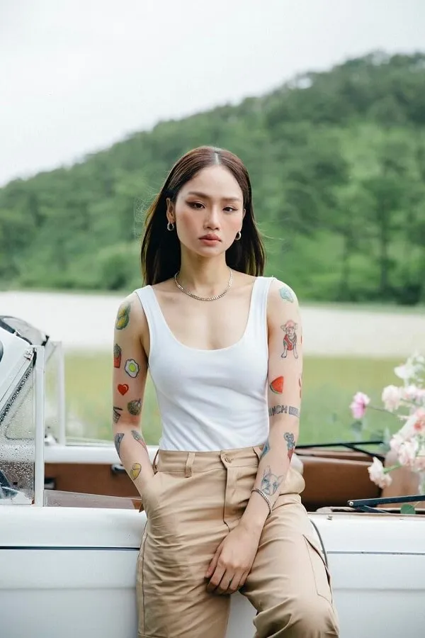 Ảnh sexy miu lê có một người phụ nữ ngồi trên lưng chiếc xe màu trắng