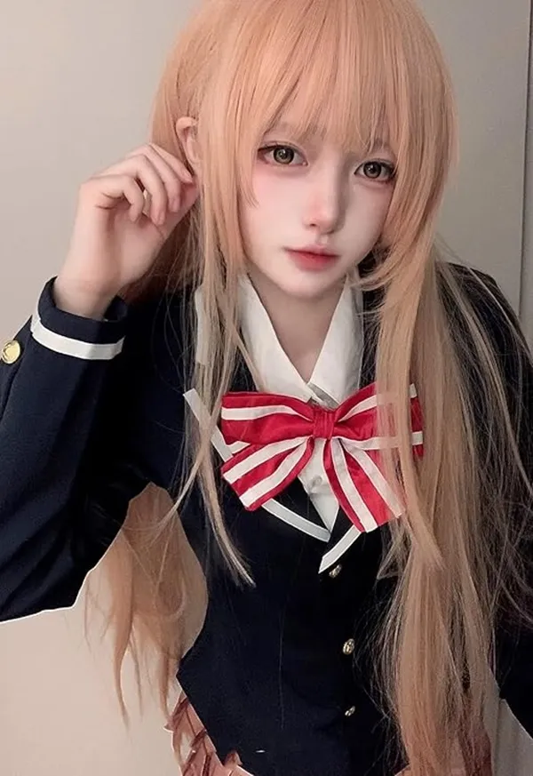 Ảnh shiina mahiru cute có một người phụ nữ mái tóc vàng dài mặc đồng phục học sinh