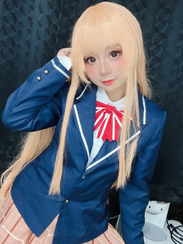 Ảnh shiina mahiru sexy có một người phụ nữ mái tóc vàng dài mặc áo khoác màu xanh và váy hồng