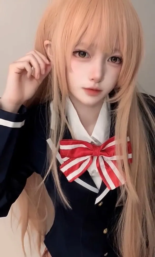 Ảnh shiina mahiru sexy có một người phụ nữ với mái tóc vàng dài mặc bộ đồ và thắt nơ