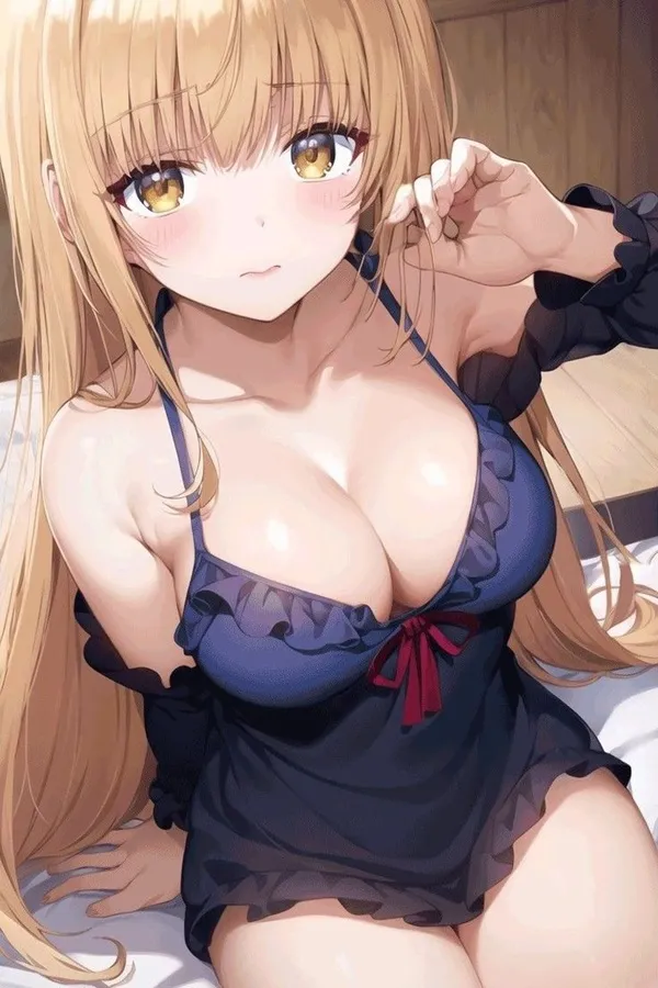 Ảnh shiina mahiru sexy có một người phụ nữ mái tóc vàng dài ngồi trên giường
