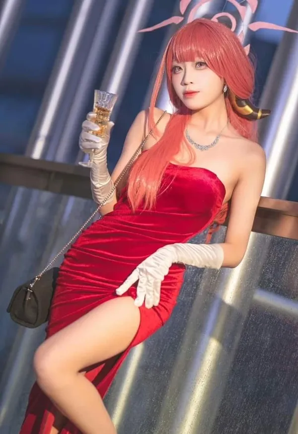 Ảnh shimoe koharu sexy người phụ nữ mặc váy đỏ cầm một ly rượu vang và đeo băng đô bunny tai