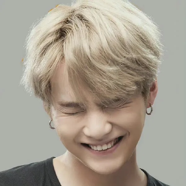 Ảnh suga bts đây là một cận cảnh của chàng trai trẻ với nụ cười trên khuôn mặt