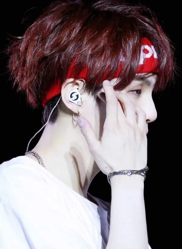 Ảnh suga cute đây là cận cảnh của một người có băng đô màu đỏ nói chuyện trên điện thoại di động