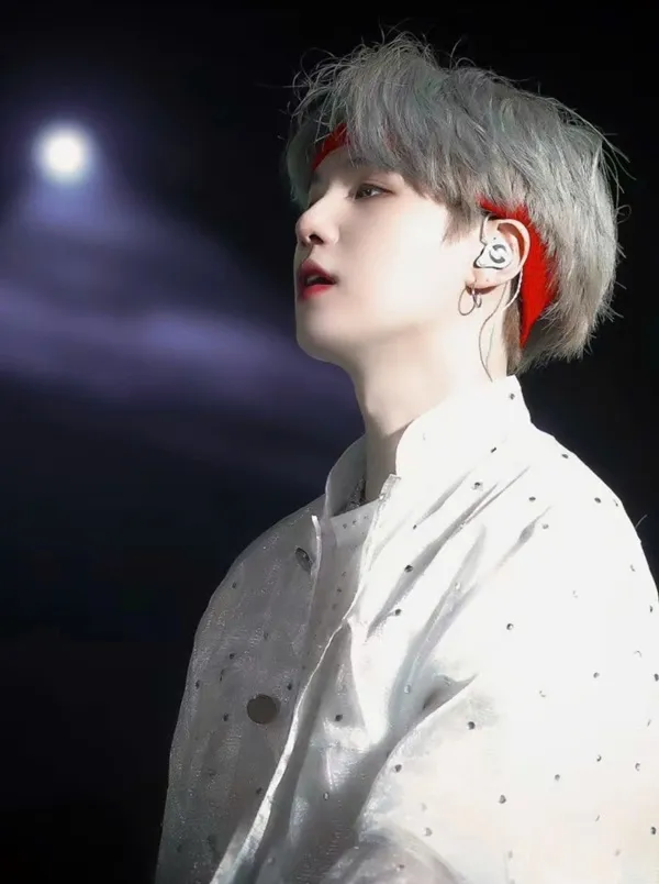 Ảnh suga cute hình của một người đàn ông có mái tóc màu xám đeo băng đô đỏ