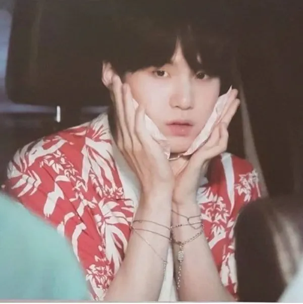 Ảnh suga dễ thương có một người phụ nữ ngồi trong xe nói chuyện trên điện thoại di động