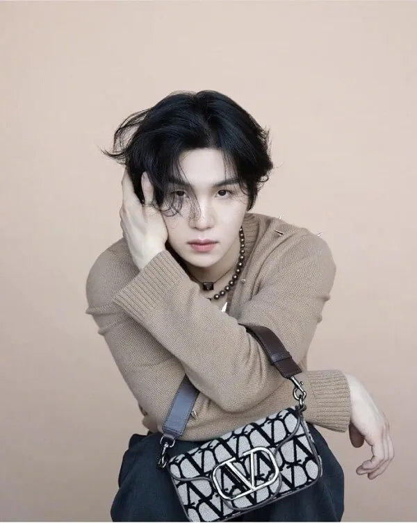 Ảnh suga dễ thương đây là hình của một người phụ nữ đang tạo dáng với túi xách