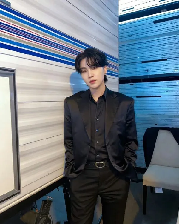 Ảnh suga mới nhất cậu bé trong bộ đồ đen đứng trước bức tường trắng