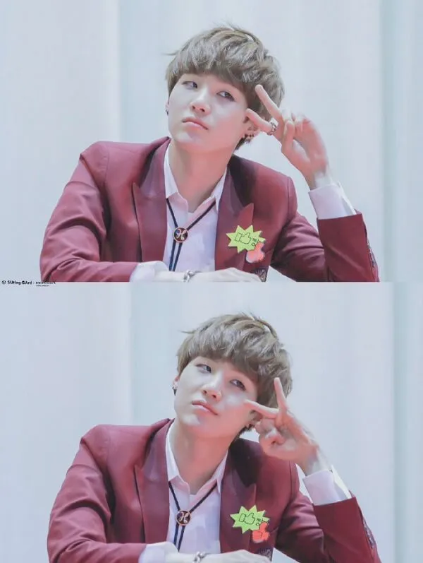 Ảnh suga mới nhất có một hình của người đàn ông trong bộ đồ màu đỏ với ngôi sao trên ve áo anh ấy