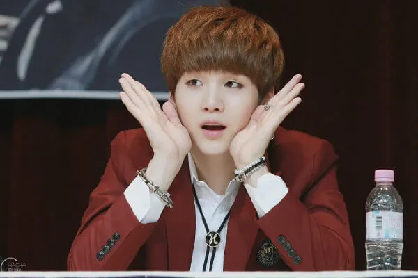 Ảnh suga mới nhất có một người đàn ông ngồi trên bàn với hai tay mặt