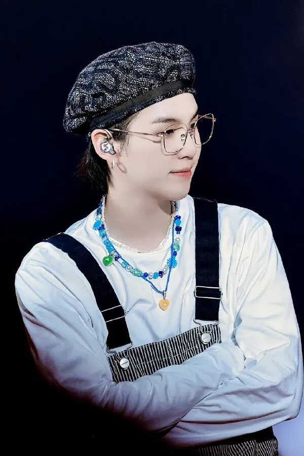 Ảnh suga mới nhất đây là hình của một người đàn ông đeo kính và mũ