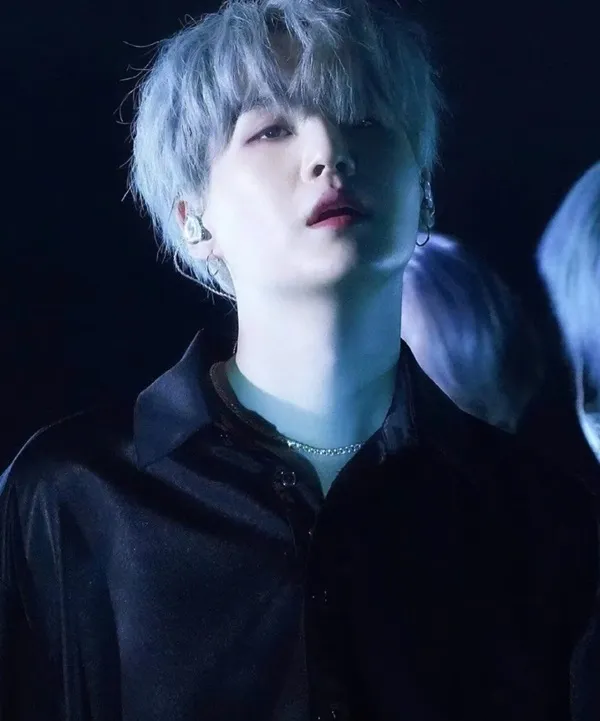 Ảnh suga mới nhất đây là hình của một người đàn ông với mái tóc trắng và áo sơ mi đen