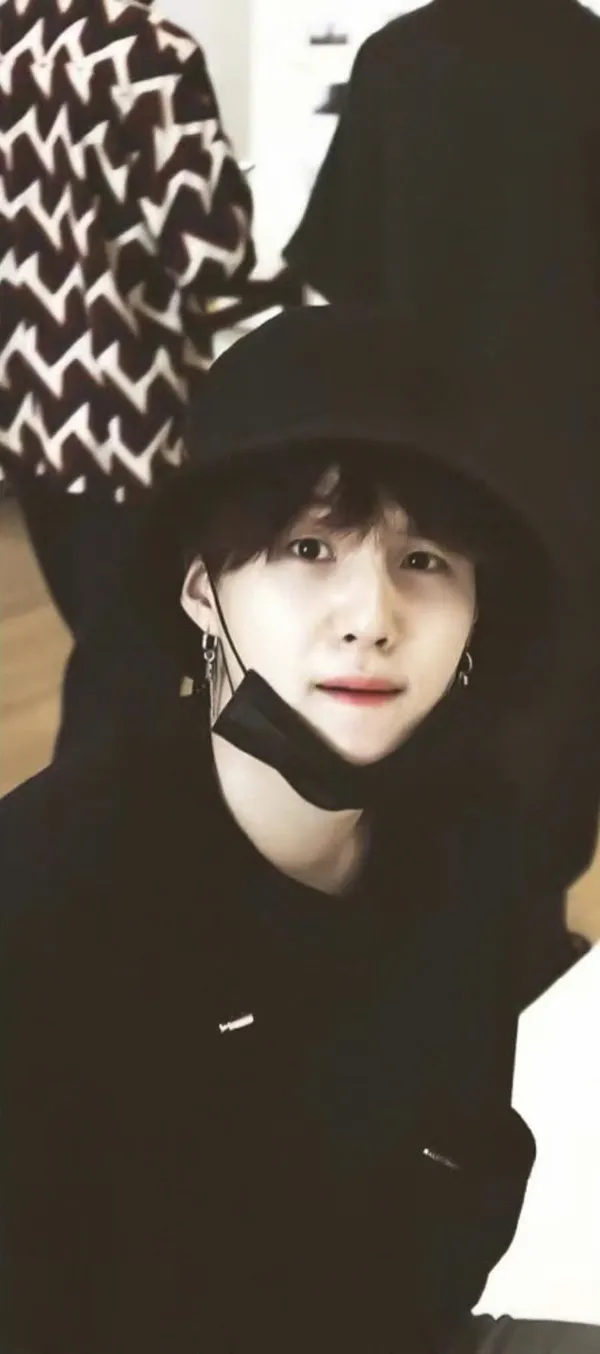 Ảnh suga ngầu có một cậu bé đội mũ đen và áo sơ mi