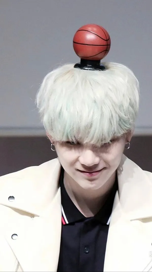 Ảnh suga ngầu có một người đàn ông với quả bóng rổ trên đầu