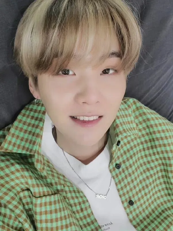 Ảnh suga bts cậu bé với mái tóc vàng mặc áo sơ mi rô xanh và trắng
