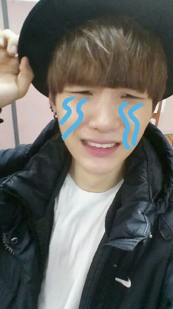 Ảnh suga bts có một cậu bé sơn màu xanh trên khuôn mặt đội mũ