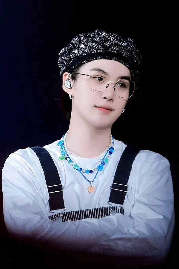 Ảnh suga cute chân dung của một người đàn ông đeo kính và chiếc khăn xếp tạo dáng cho bức tranh