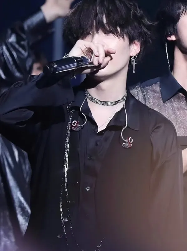 Ảnh suga cute có hai người đàn ông đứng cạnh nhau cầm micro đang
