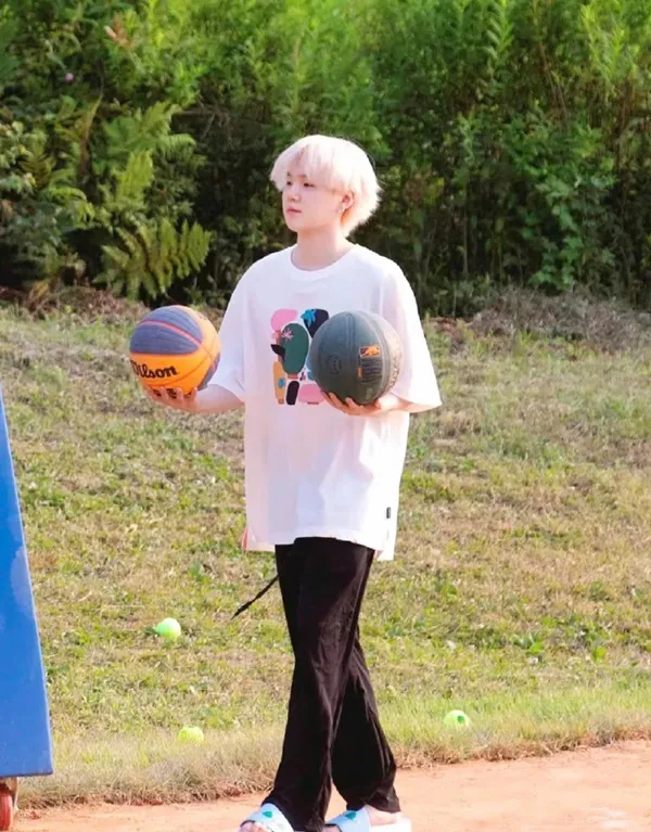 Ảnh suga cute có một cậu bé cầm quả bóng rổ trên sân