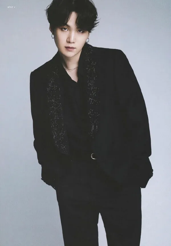 Ảnh suga cute đây là hình của một người đàn ông trong bộ đồ tạo dáng cho bức tranh