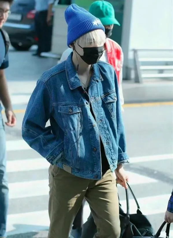 Ảnh suga cute đây là hình của một người đeo mặt nạ và mang theo chiếc vali