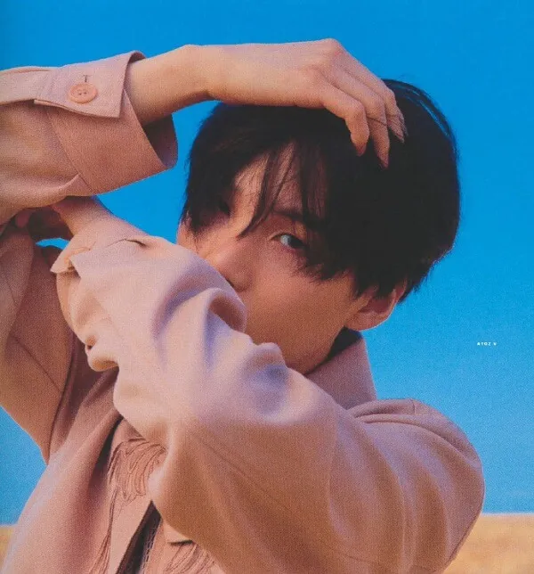 Ảnh suga bts đây là hình của một chàng trai trẻ tạo dáng cho tạp chí