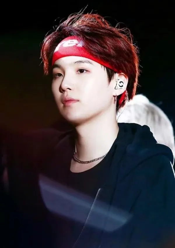 Ảnh suga cute một hình của người đàn ông có dải băng đỏ trên đầu