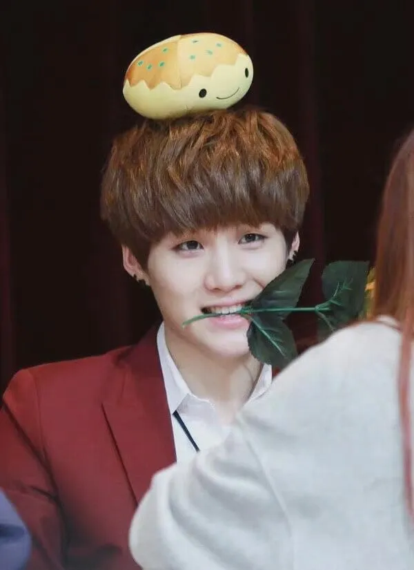 Ảnh suga mới nhất có một người đàn ông với chiếc bánh rán trên đầu