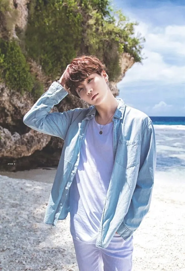 Ảnh suga ngầu có một người đàn ông đang đứng trên bãi biển gần mặt nước