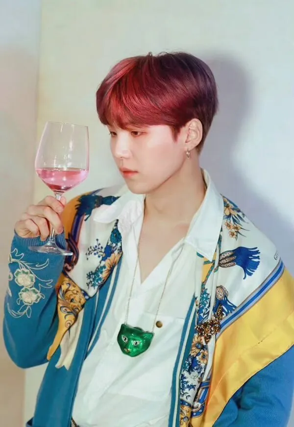 Ảnh suga dễ thương có một người đàn ông đang cầm ly rượu trong tay