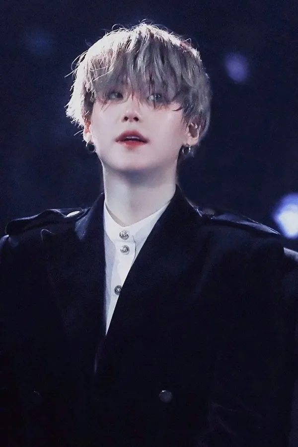 Ảnh suga dễ thương cậu bé với mái tóc vàng mặc áo khoác đen và sơ mi trắng