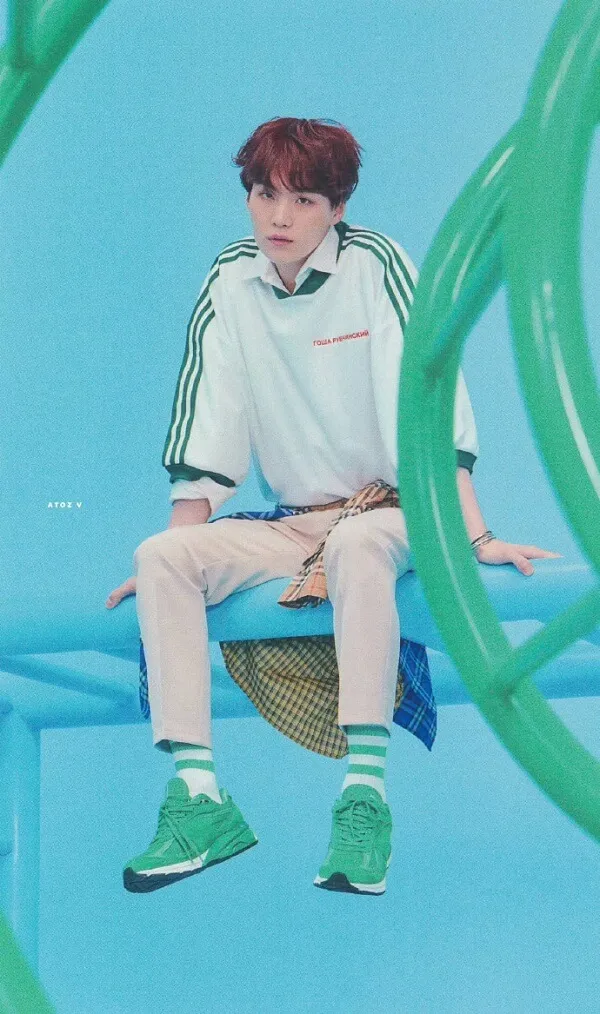 Ảnh suga mới nhất có một người đàn ông đang ngồi trên băng ghế với cây vợt tennis