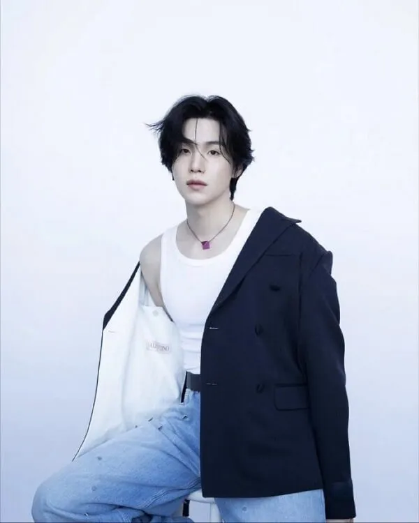 Ảnh suga mới nhất có một người đàn ông mặc áo sơ mi trắng và khoác đen
