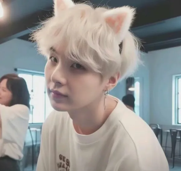 Ảnh suga bts đây là hình của một người đàn ông có tai mèo trên đầu