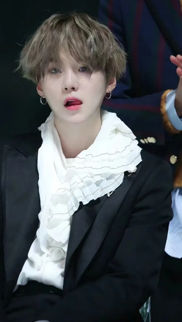 Ảnh suga dễ thương có một người đàn ông mặc áo khoác màu đen và chiếc khăn trắng