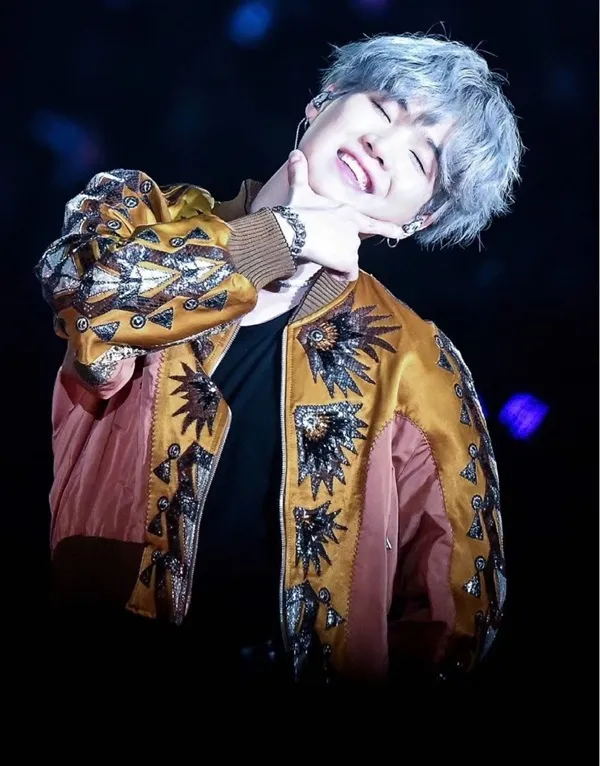 Ảnh suga mới nhất đây là hình của một người đàn ông với mái tóc xanh và áo khoác
